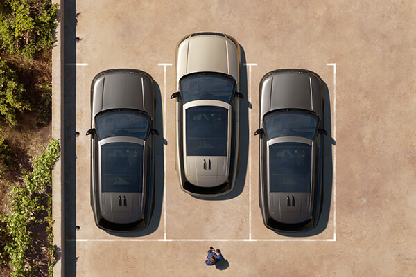 Tri zaparkované Range Rovery; pohľad zhora
